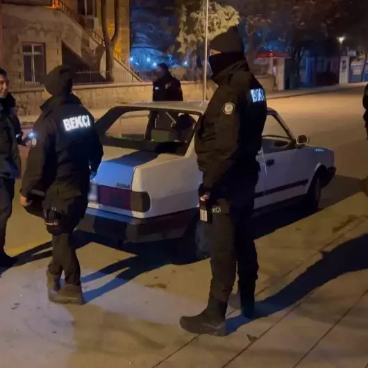 Aksaray’da gece yarısı şok uygulama: Araçlar didik didik arandı