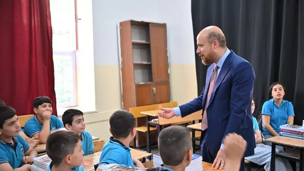 Bilal Erdoğan iki okulda öğrencilerle sohbet etti! Halı saha, okul radyosu ve tablet için destek hazır