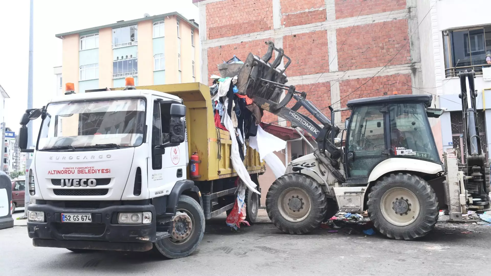 Evden 20 kamyon çöp çıktı