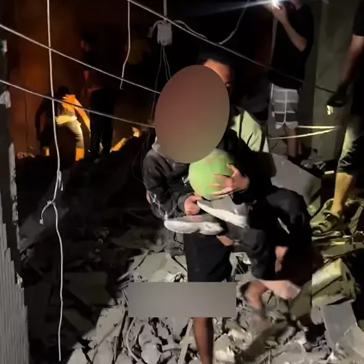 Gazze'de enkaz altından canını kurtardı çocukluğunu bırakmadı