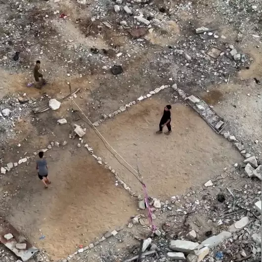 Gazze'de enkazın ortasında açan tebessümler: Bombaların gölgesinde çocukluk direnişi