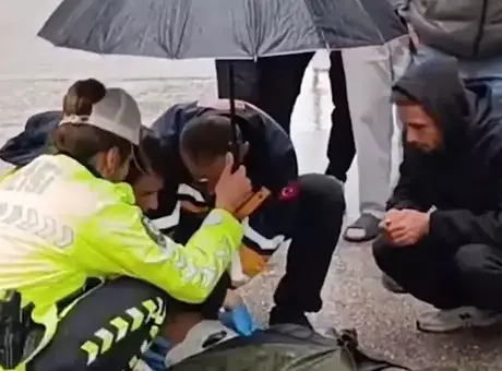 İnegöl'de içleri ısıtan anlar! İçişleri Bakanı Çiftçi'den yaralı gence şemsiye tutan trafik polisi Şerife Nur Can'a teşekkür