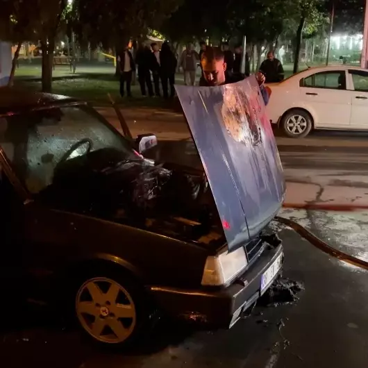 Kayseri'de seyir halindeki otomobil alev aldı