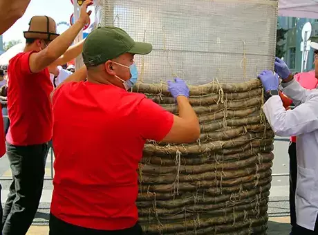 Kırgızistan'da at etinden 120 metreden uzun sucuk yapıldı