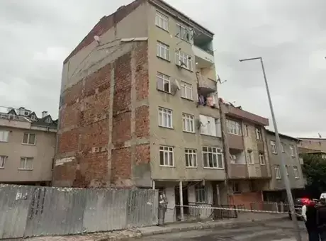 Küçükçekmece'de korku dolu anlar: Çatlaklar oluşan ve sesler gelen 7 katlı bina tahliye edildi