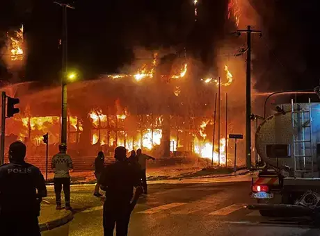 Mersin'de mobilya mağazasında yangın