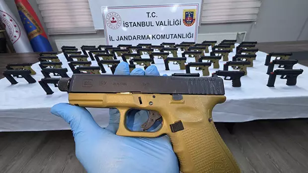 Taksinin bagajı cephanelik çıktı: Eyüpsultan'da 108 tabancayla yakalanan 2 şüpheli tutuklandı